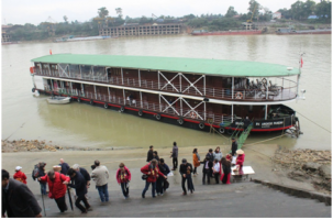 Thành phố Việt Trì chào đón đoàn khách du lịch quốc tế theo tuyến đường sông đầu tiên đến thăm quan tại tỉnh trong năm 2018