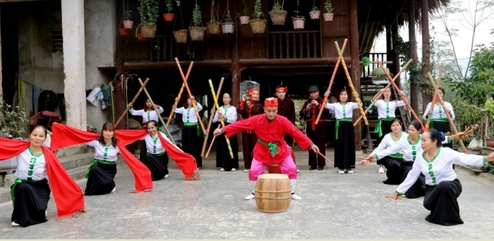 Múa trống đu - nghệ thuật diễn xướng dân gian tiêu biểu của người Mường tại Yên Lập